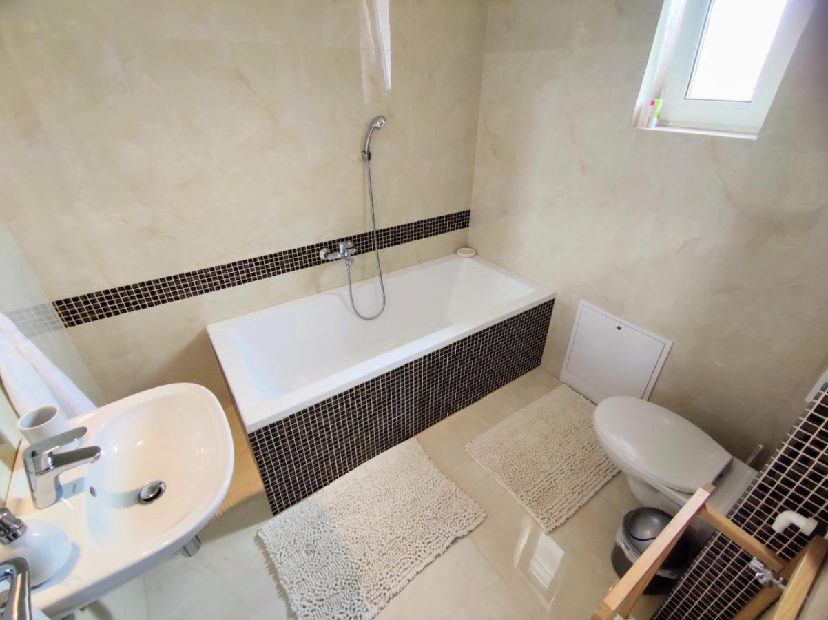 Comfort Apartment For 6 & Loggia & Free Parking Žilina Eksteriør billede